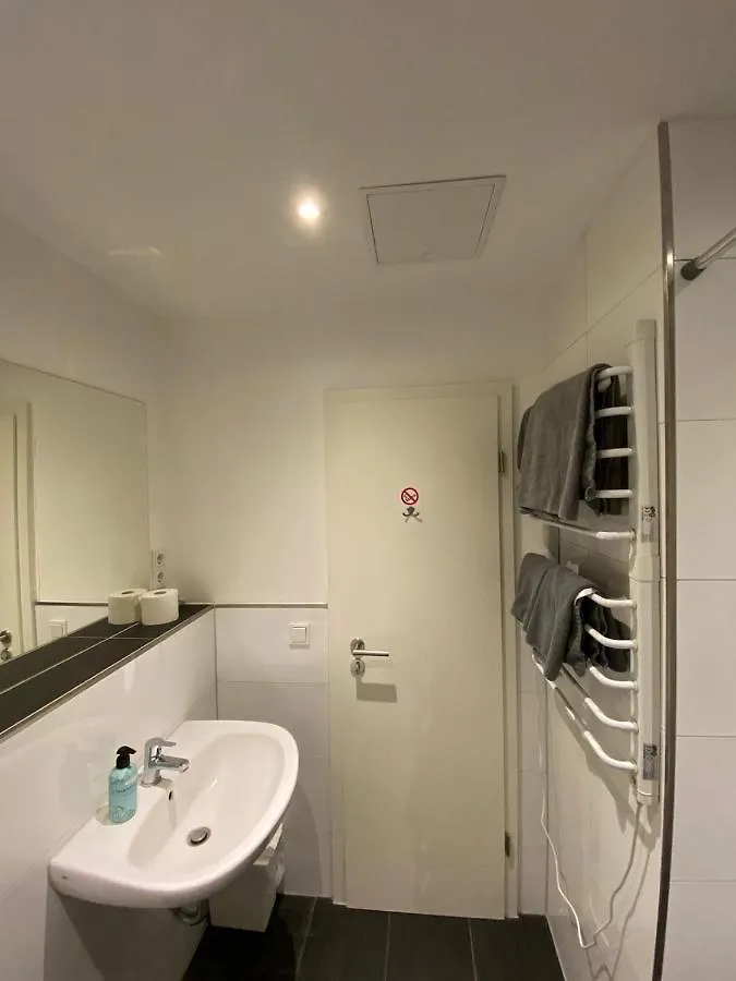Studio-Apartment Am Wehrhahn 38 뒤셀도르프 0*,  독일