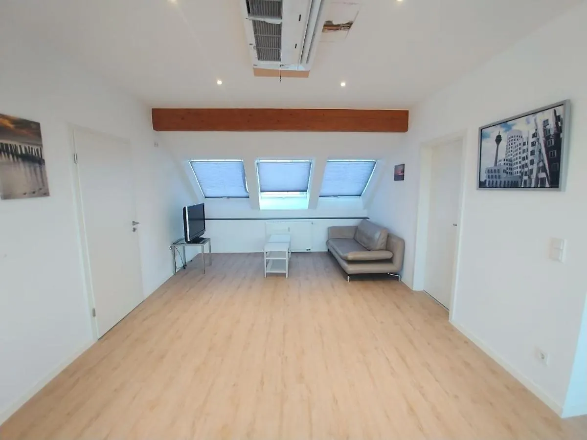 Studio-Apartment Am Wehrhahn 38 뒤셀도르프 0*,  독일
